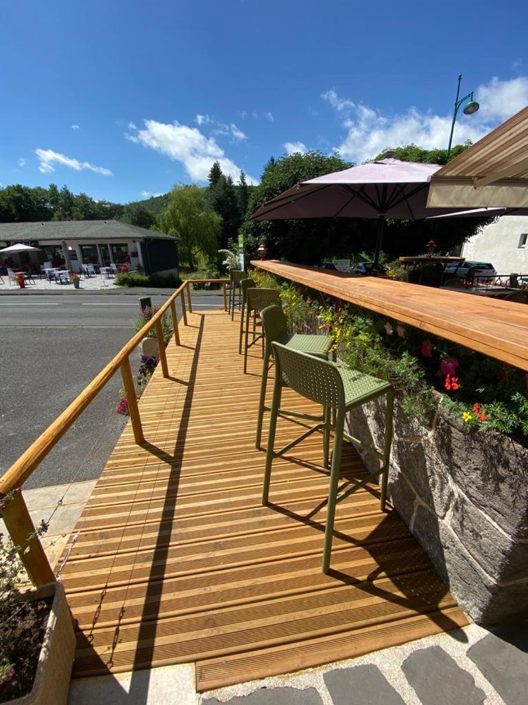 Hotel Restaurant Le Grillon Chambon-sur-Lac Eksteriør billede