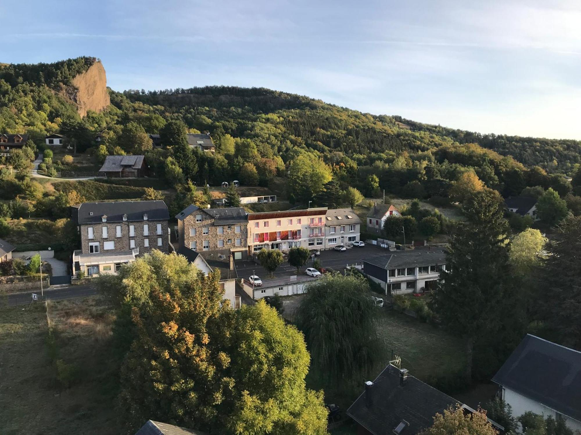 Hotel Restaurant Le Grillon Chambon-sur-Lac Eksteriør billede